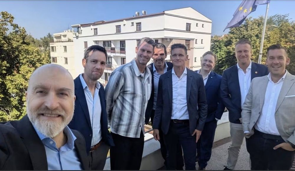 Delegationen sammen med ambassadøren på residensens tagterrasse i Bukarest