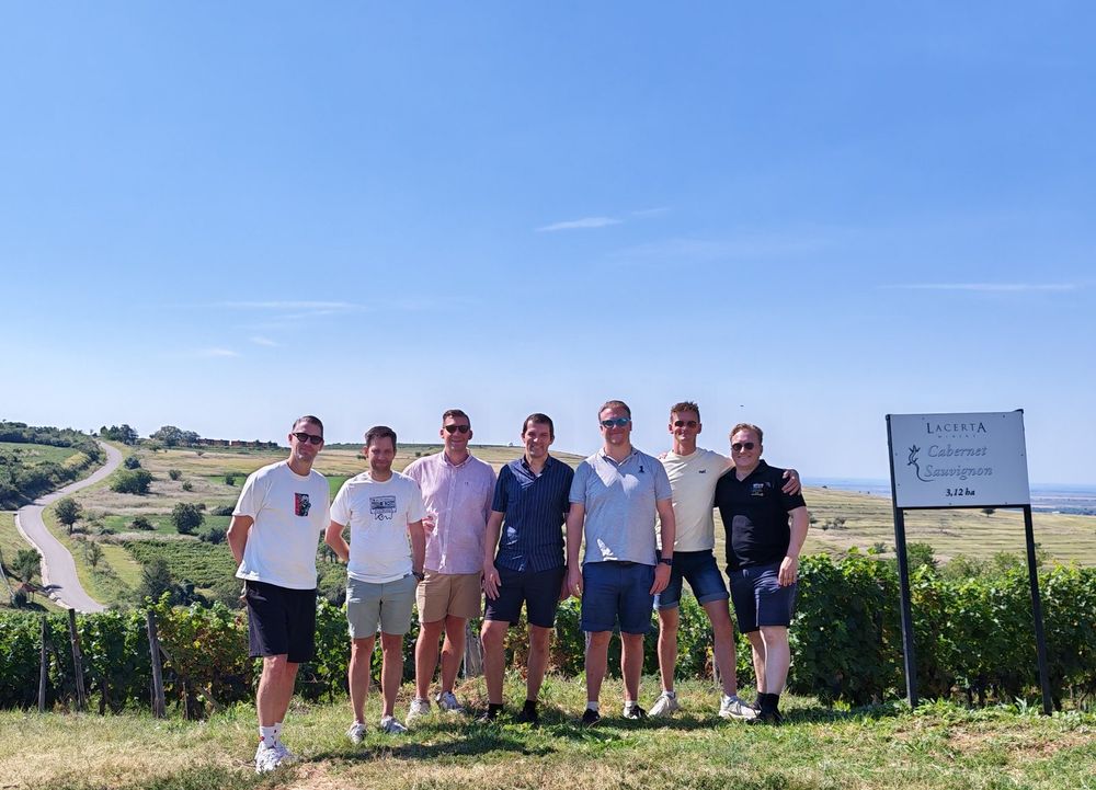 Delegationen opstillet foran vinmarkerne ved Lacerta Winery