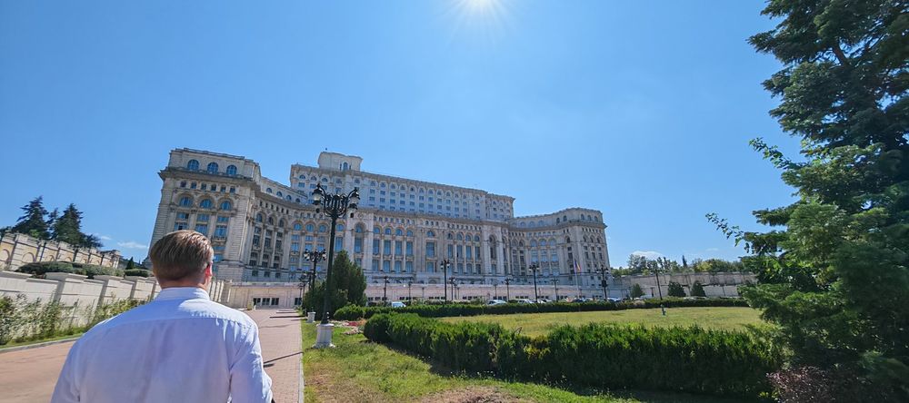 Delegeret på vej mod Palatul Parlamentului i Bukarest